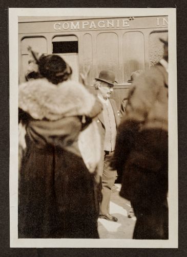 Album zawierający 140 fotografii Ignacego Jana Paderewskiego i jego otoczenia z lat 1919-1937